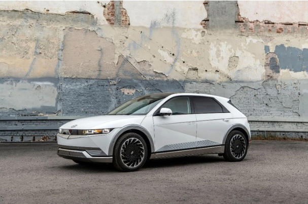 Hyundai IONIQ 5 b&aacute;n tại tại Việt Nam c&oacute; gi&aacute; b&aacute;n từ 1,3 tỷ đồng v&agrave; 1,45 tỷ đồng &nbsp;