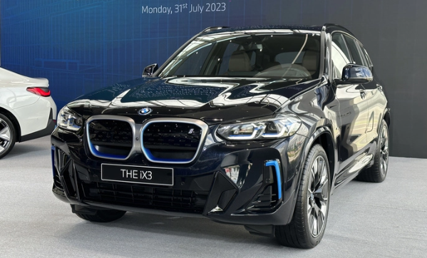 BMW iX3 l&agrave; một phi&ecirc;n bản điện của X3 v&agrave; c&oacute; gi&aacute; b&aacute;n 3,499 tỷ đồng &nbsp;