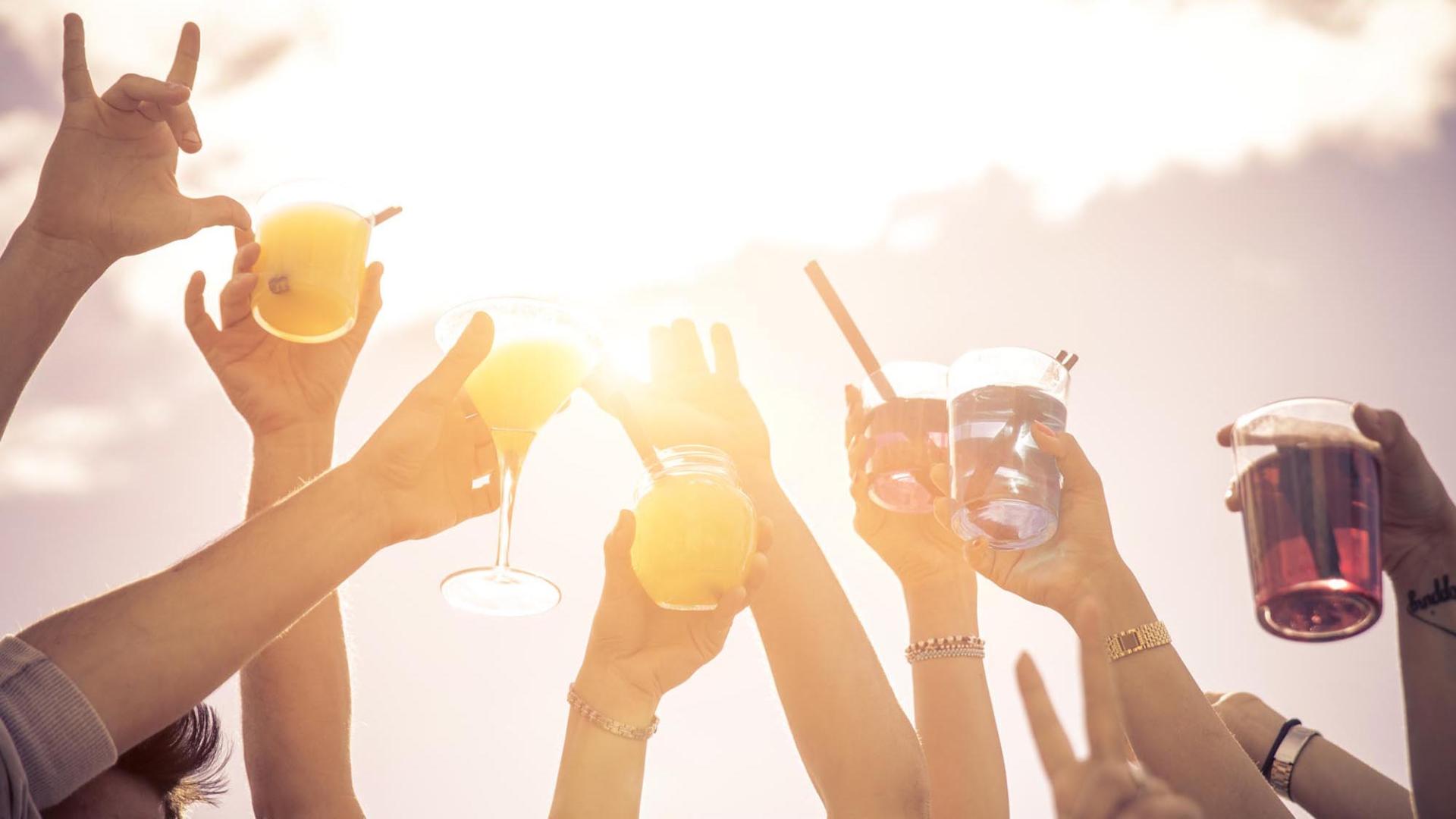 C&ugrave;ng n&acirc;ng ly ch&uacute;c mừng năm mới, đ&aacute;nh dấu khoảnh khắc chuyển m&igrave;nh 2023 ấn tượng tại Cam Ranh Riviera.