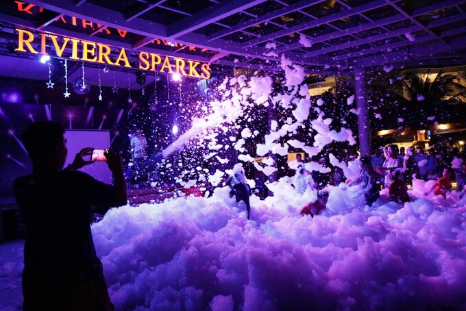 Tiệc bọt (Foam Party) s&ocirc;i động tạo n&ecirc;n những dấu ấn kh&oacute; phai mờ trong đ&ecirc;m giao thừa tại Cam Ranh Riviera.