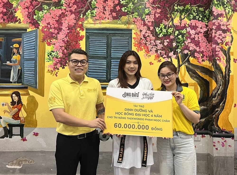 Đại diện Quỹ Ph&aacute;t triển T&agrave;i năng Việt trao học bổng cho vận động vi&ecirc;n Taekwondo Phạm Ngọc Ch&acirc;m.