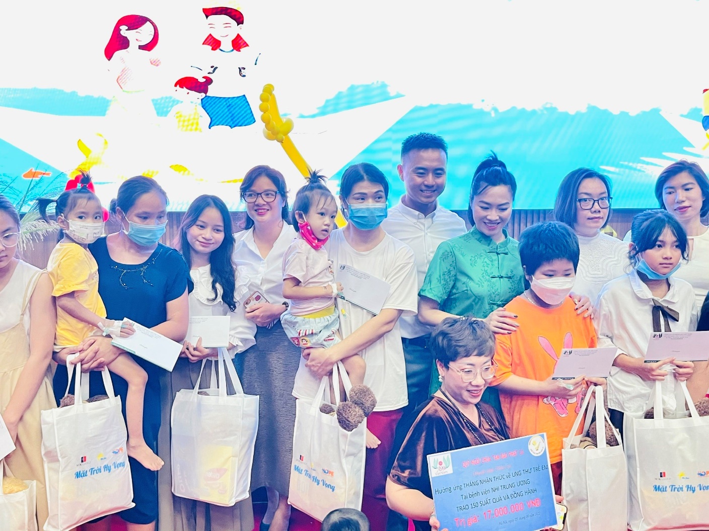 Đại diện MIKGroup trao qu&agrave; cho 150 bệnh nhi tại Bệnh viện Nhi Trung ương trong khu&ocirc;n khổ chương tr&igrave;nh &ldquo;Con thuyền mơ ước&rdquo; nh&acirc;n dịp hưởng ứng th&aacute;ng nhận thức về ung thư trẻ em &ndash; th&aacute;ng 9/2022.