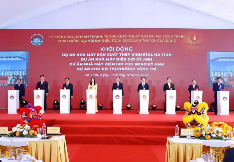 Tại H&agrave; Tĩnh, Vingroup đồng loạt khởi động 4 dự &aacute;n, gồm Nh&agrave; m&aacute;y sản xuất th&eacute;p VinMetal, Nh&agrave; m&aacute;y điện gi&oacute; Eco Wind Kỳ Anh, Nh&agrave; m&aacute;y điện gi&oacute; Kỳ Anh, Khu đ&ocirc; thị phường S&ocirc;ng Tr&iacute;.