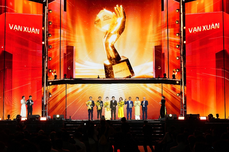 VinFast giành “bộ tứ” giải thưởng danh giá tại Vạn Xuân Awards 2025 - Ảnh 1