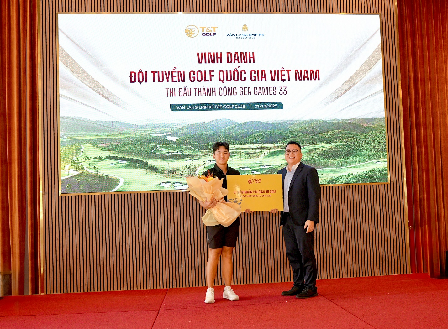 Đại diện T&amp;T Golf trao t&agrave;i trợ cho VĐV Nguyễn Anh Minh &ndash; Huy chương Bạc bộ m&ocirc;n Golf&nbsp;SEA Games 33