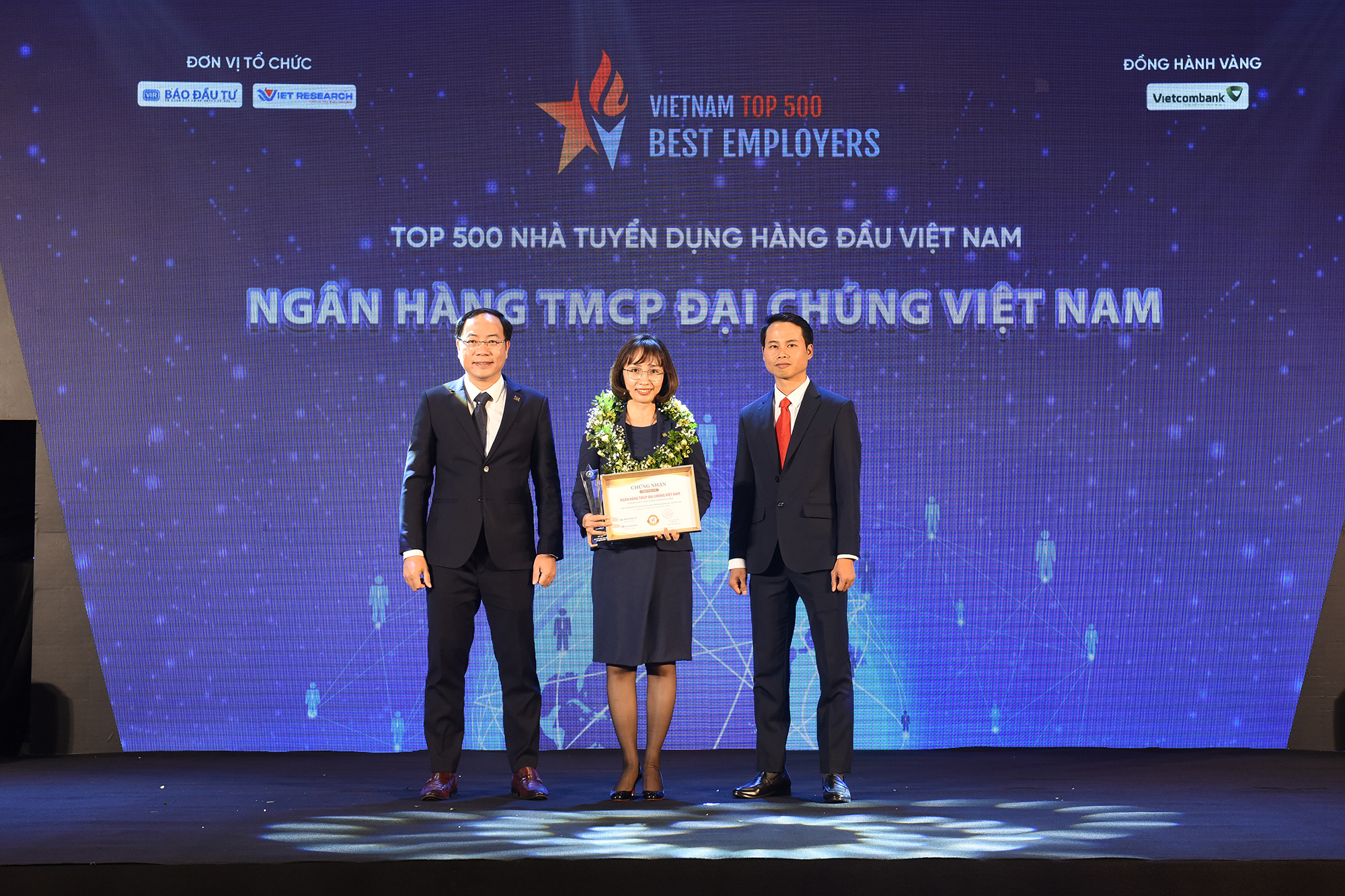 B&agrave; V&otilde; Thị Ho&agrave;ng Yến, Gi&aacute;m đốc Khối Quản trị Nguồn nh&acirc;n lực PVcomBank nhận chứng nhận v&agrave; c&uacute;p vinh danh Top 500 Nh&agrave; tuyển dụng h&agrave;ng đầu Việt Nam 2022 &nbsp;