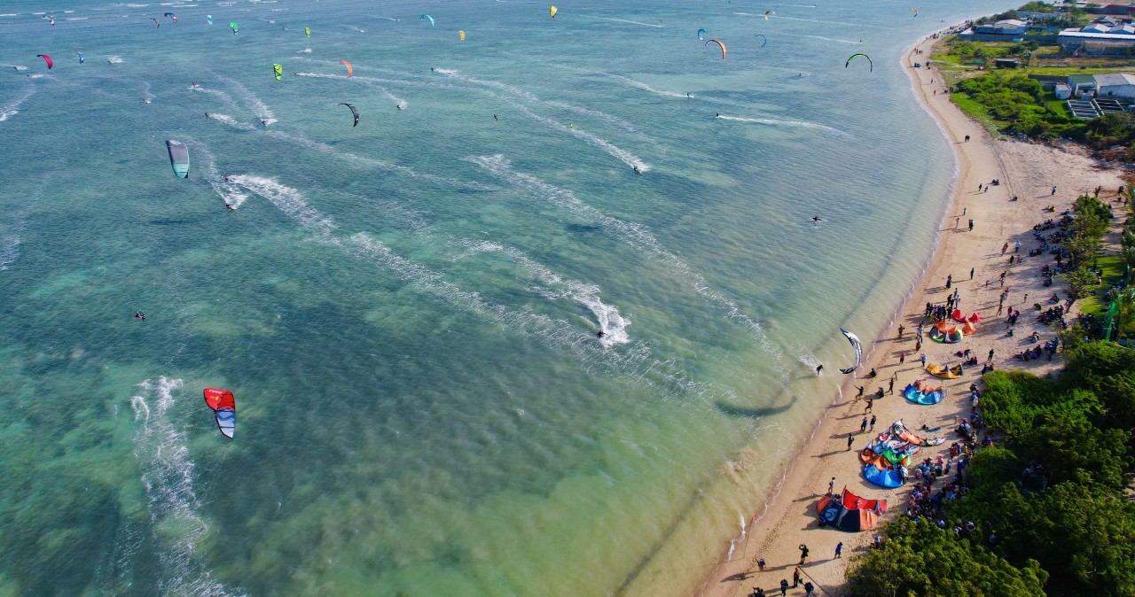 Sắc m&agrave;u lướt v&aacute;n diều tại Ninh Chữ trong chiều ng&agrave;y 23/12. Ảnh: Nguyễn Th&agrave;nh