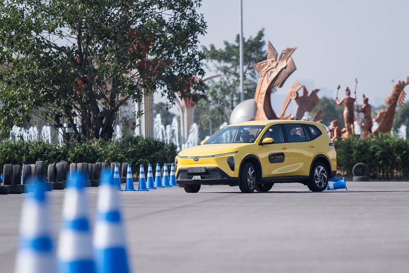 Limo Green được trưng b&agrave;y v&agrave; cho l&aacute;i thử tại Vietnam Mobility Show 2025.