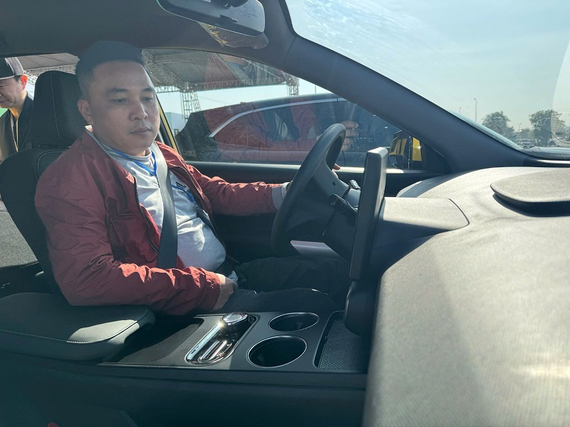 Anh Trần Sơn H&agrave;&nbsp;bị thuyết phục bởi sự rộng r&atilde;i, khả năng vận h&agrave;nh tốt v&agrave; chi ph&iacute; sử dụng qu&aacute; tiết kiệm của&nbsp;Limo Green.