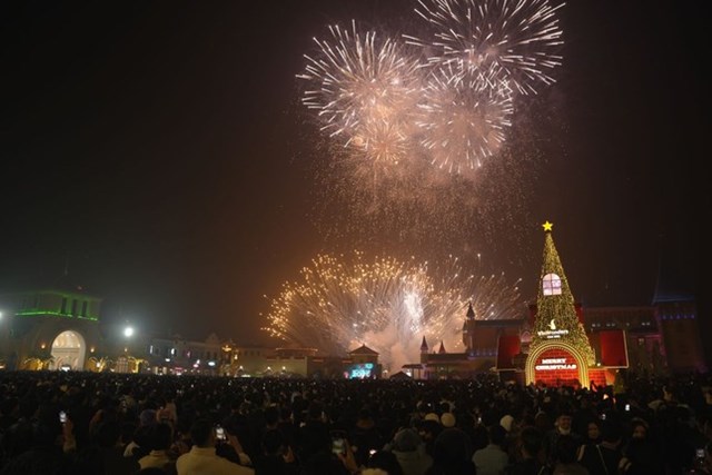 &#39;Vũ trụ Vin&#39; h&#243;a &#39;th&#225;nh địa countdown&#39;, đ&#243;n gần 1 triệu người trong đại tiệc ch&#224;o năm mới 2025 - Ảnh 7