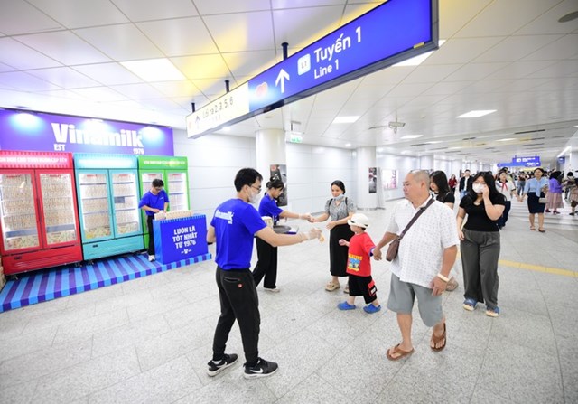 Vinamilk phục vụ miễn ph&#237; sản phẩm cho người d&#226;n check-in tại c&#225;c ga metro Bến Th&#224;nh – Suối Ti&#234;n - Ảnh 3