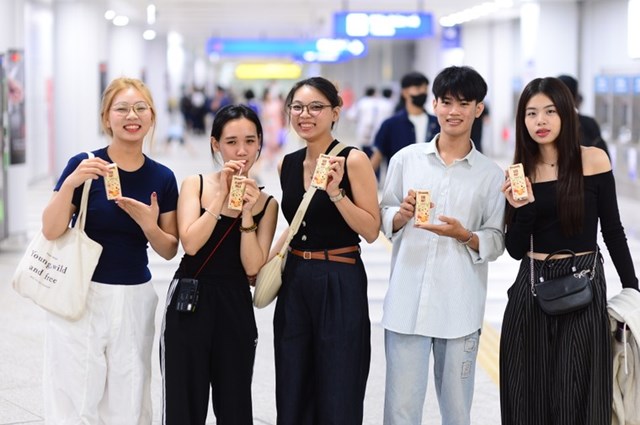 Vinamilk phục vụ miễn ph&#237; sản phẩm cho người d&#226;n check-in tại c&#225;c ga metro Bến Th&#224;nh – Suối Ti&#234;n - Ảnh 4