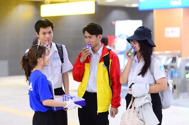 Vinamilk phục vụ miễn ph&#237; sản phẩm cho người d&#226;n check-in tại c&#225;c ga metro Bến Th&#224;nh – Suối Ti&#234;n - Ảnh 5