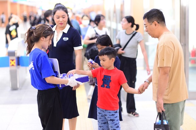 Vinamilk phục vụ miễn ph&#237; sản phẩm cho người d&#226;n check-in tại c&#225;c ga metro Bến Th&#224;nh – Suối Ti&#234;n - Ảnh 1