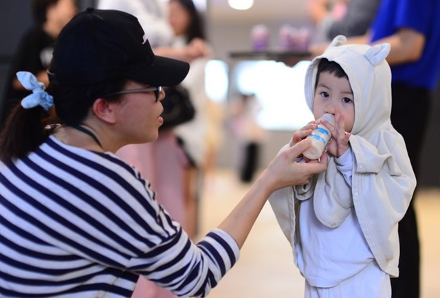 Vinamilk phục vụ miễn ph&#237; sản phẩm cho người d&#226;n check-in tại c&#225;c ga metro Bến Th&#224;nh – Suối Ti&#234;n - Ảnh 7