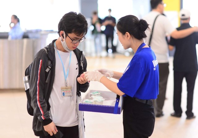 Vinamilk phục vụ miễn ph&#237; sản phẩm cho người d&#226;n check-in tại c&#225;c ga metro Bến Th&#224;nh – Suối Ti&#234;n - Ảnh 8