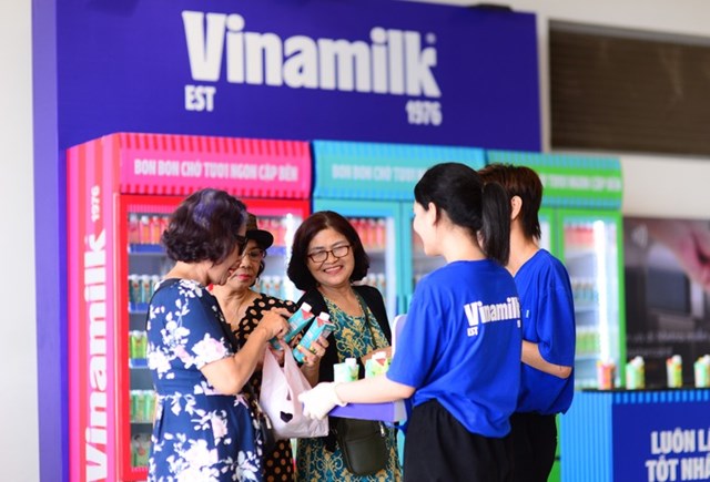 Vinamilk phục vụ miễn ph&#237; sản phẩm cho người d&#226;n check-in tại c&#225;c ga metro Bến Th&#224;nh – Suối Ti&#234;n - Ảnh 9