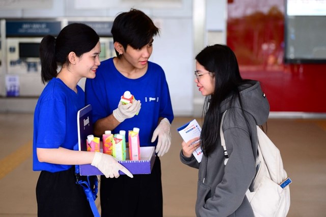 Vinamilk phục vụ miễn ph&#237; sản phẩm cho người d&#226;n check-in tại c&#225;c ga metro Bến Th&#224;nh – Suối Ti&#234;n - Ảnh 10