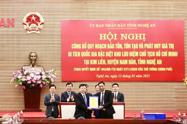 &Ocirc;ng Nguyễn Anh Tuấn, Ph&oacute; Tổng Gi&aacute;m đốc Tập đo&agrave;n T&amp;T Group (b&ecirc;n phải) b&agrave;n giao hồ sơ quy hoạch cho &ocirc;ng B&ugrave;i Đ&igrave;nh Long, Ph&oacute; Chủ tịch UBND tỉnh Nghệ An &nbsp;