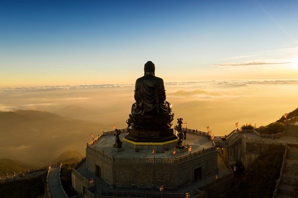 Một góc máy khác nhiếp ảnh gia Lê Việt Khánh chụp Đại tượng Phật trên đỉnh Fansipan. (Ảnh: THẢO PHƯƠNG)