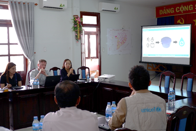 Đại diện SCG Th&aacute;i Lan v&agrave; UNICEF Việt Nam giới thiệu Aquonic - m&ocirc; h&igrave;nh nh&agrave; vệ sinh kh&ocirc;ng ph&aacute;t thải sẽ sớm được lắp đặt tại S&oacute;c Trăng. Ảnh: Masterise Group