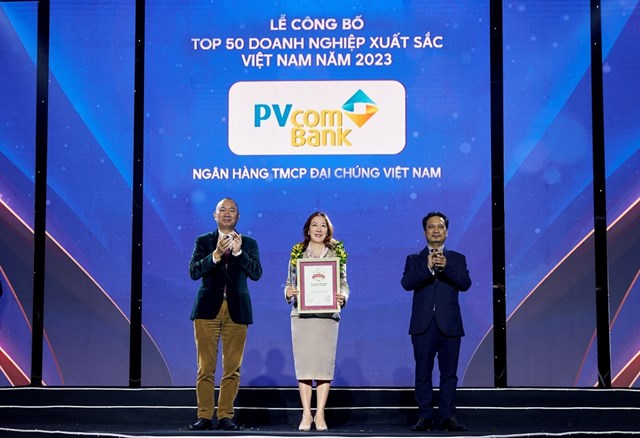 B&agrave; Nguyễn Thanh Huyền, đại diện Ban điều h&agrave;nh PVcomBank nhận 2 giải thưởng từ Ban tổ chức. &nbsp;