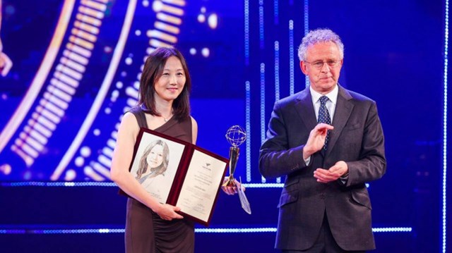 Gi&aacute;o sư Zhenan Bao nhận giải Đặc biệt cho nh&agrave; khoa học nữ &nbsp;