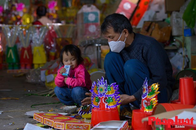 &Ocirc;ng Vũ Văn Tu&acirc;n (Hộ sản xuất v&agrave;ng m&atilde; tại Ph&uacute;c Am) cho biết: "H&agrave;ng năm, cứ những ng&agrave;y cận Tết, đặc biệt cho ng&agrave;y &ocirc;ng C&ocirc;ng &ocirc;ng T&aacute;o, cả gia đ&igrave;nh t&ocirc;i phải l&agrave;m việc li&ecirc;n tục v&igrave; vừa phải chuẩn bị sản phẩm cho ng&agrave;y 23 th&aacute;ng Chạp, vừa phải tập trung l&agrave;m h&agrave;ng dự trữ phục vụ lễ khai xu&acirc;n v&agrave; nhu cầu c&uacute;ng giải hạn, đền phủ. Tuy nhi&ecirc;n, mức ti&ecirc;u thụ năm nay giảm hơn một nửa so với mọi năm".