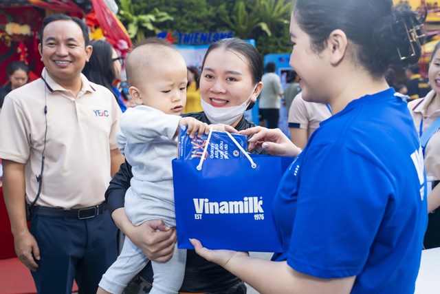 Theo đ&oacute;, Vinamilk hỗ trợ với tổng gi&aacute; trị tương đương hơn 400 triệu đồng, g&oacute;p phần trao tặng 1.700 v&eacute; xe v&agrave; 13.500 sản phẩm dinh dưỡng đến những c&ocirc;ng nh&acirc;n c&oacute; ho&agrave;n cảnh kh&oacute; khăn, nhiều năm chưa được về qu&ecirc; đ&oacute;n Tết. C&ugrave;ng với đ&oacute; l&agrave; h&agrave;ng ngh&igrave;n voucher &ldquo;l&igrave; x&igrave;&rdquo; đầu năm từ Vinamilk d&agrave;nh tặng cho 500 c&ocirc;ng nh&acirc;n ở lại TP.HCM trong dịp n&agrave;y.