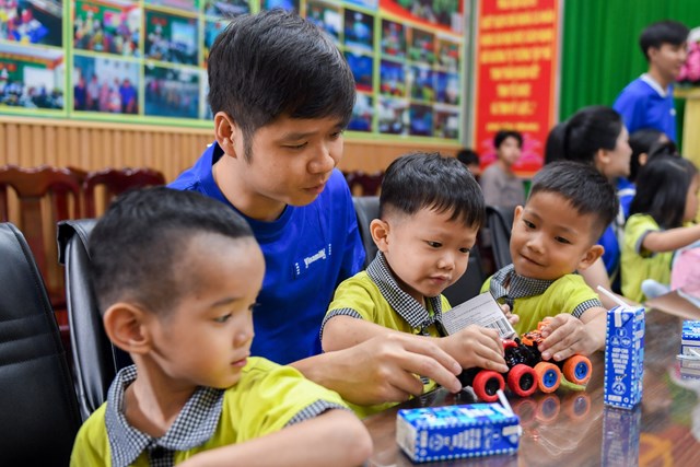 H&agrave;ng ngh&igrave;n phần qu&agrave; l&agrave; những hộp sữa thơm ngon đ&atilde; được trao đến với c&aacute;c em nhỏ tại TP.HCM, &ETH;iện Bi&ecirc;n, H&agrave; Nội, Ph&uacute; Thọ, Hải Ph&ograve;ng, Th&aacute;i B&igrave;nh, Thanh H&oacute;a, Nghệ An, Quảng B&igrave;nh, Huế, &ETH;&agrave; Nẵng, B&igrave;nh &ETH;ịnh, Gia Lai, Kh&aacute;nh H&ograve;a, L&acirc;m &ETH;ồng, Bến Tre, C&agrave; Mau trong những ng&agrave;y cận Tết.