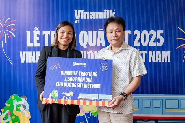 Thấu hiểu nỗ lực n&agrave;y, Vinamilk đ&atilde; phối hợp với Tổng c&ocirc;ng ty Đường sắt Việt Nam trao tặng 2.500 phần qu&agrave; dinh dưỡng đến c&aacute;n bộ, nh&acirc;n vi&ecirc;n ng&agrave;nh đường sắt. Đ&acirc;y vừa l&agrave; lời động vi&ecirc;n, vừa l&agrave; sự tri &acirc;n đến những người đ&atilde; d&agrave;nh những ph&uacute;t gi&acirc;y đo&agrave;n vi&ecirc;n ấm &aacute;p b&ecirc;n gia đ&igrave;nh để ho&agrave;n th&agrave;nh nhiệm vụ.