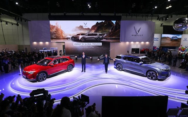 Hai mẫu xe điện VinFast tr&igrave;nh diễn tại Los Angeles Auto Show 2021 Ảnh: Người Lao Động