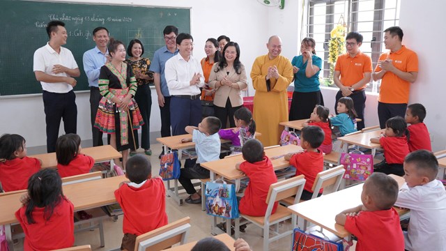 SHB lu&ocirc;n lấy T&acirc;m l&agrave;m gốc, đồng h&agrave;nh c&ugrave;ng người d&acirc;n, cộng đồng x&atilde; hội, san sẻ y&ecirc;u thương, gi&uacute;p đồng b&agrave;o vượt qua kh&oacute; khăn. &nbsp;