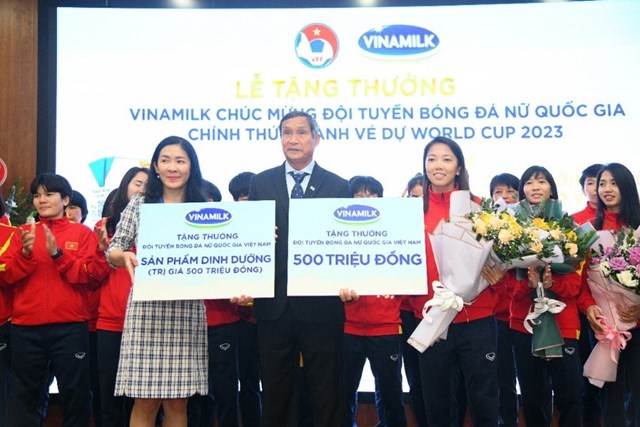 Đại diện Vinamilk trao thưởng cho đội tuyển b&oacute;ng đ&atilde; nữ quốc gia khi lọt v&agrave;o World cup 2023 &nbsp;