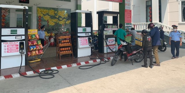 Lực lượng quản l&yacute; thị trường kiểm tra một cửa h&agrave;ng xăng dầu tại Tiền Giang