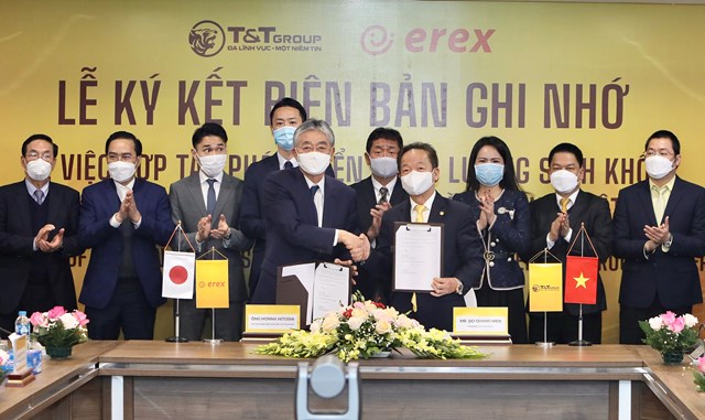 Chủ tịch HĐQT ki&ecirc;m Tổng Gi&aacute;m đốc Tập đo&agrave;n T&amp;T Group Đỗ Quang Hiển v&agrave; Chủ tịch HĐQT ki&ecirc;m Tổng Gi&aacute;m đốc Tập đo&agrave;n EREX Honna Hitoshi k&yacute; bi&ecirc;n bản ghi nhớ hợp t&aacute;c trong lĩnh vực năng lượng sinh khối tại Việt Nam. &nbsp;