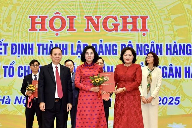 Thống đốc Ng&acirc;n h&agrave;ng Nh&agrave; nước Việt Nam trao quyết định bổ nhiệm b&agrave; L&ecirc; Thị Th&uacute;y Sen - Vụ trưởng Vụ Truyền th&ocirc;ng, l&agrave;m Tổng bi&ecirc;n tập Thời b&aacute;o Ng&acirc;n h&agrave;ng. Ảnh: SBV