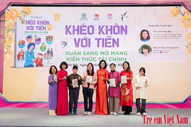 T&aacute;c giả L&ecirc; Thị Th&uacute;y Sen c&ugrave;ng c&aacute;c em nhỏ tại sự kiện "Xu&acirc;n sang mở mang kiến thức t&agrave;i ch&iacute;nh" được tổ chức đ&uacute;ng v&agrave;o dịp Tết Ất Tỵ 2025. Ảnh: NQ