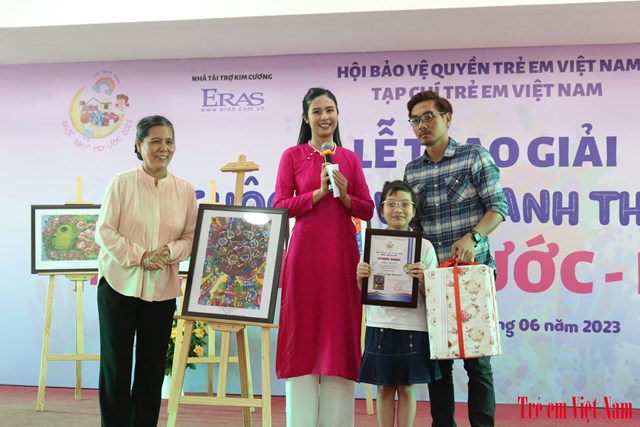 H&igrave;nh ảnh trao giải Đặc biệt tại cuộc thi vẽ tranh thiếu nhi &ldquo;Ng&ocirc;i nh&agrave; mơ ước&rdquo; năm 2023 do do Tạp ch&iacute; Trẻ em Việt Nam tổ chức.