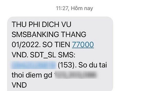 Tin nhắn th&ocirc;ng b&aacute;o thu ph&iacute; SMS Banking với mức 77.000 đồng khiến kh&aacute;ch h&agrave;ng kh&ocirc;ng khỏi sốc