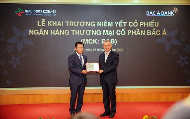 Đại diện BAC A BANK nhận bảng chứng nhận niêm yết cổ phiếu  