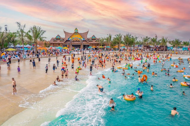 B&atilde;i biển tại VinWonders Wave Park đ&oacute;n h&agrave;ng vạn cư d&acirc;n v&agrave; du kh&aacute;ch mỗi ng&agrave;y trong dịp h&egrave;