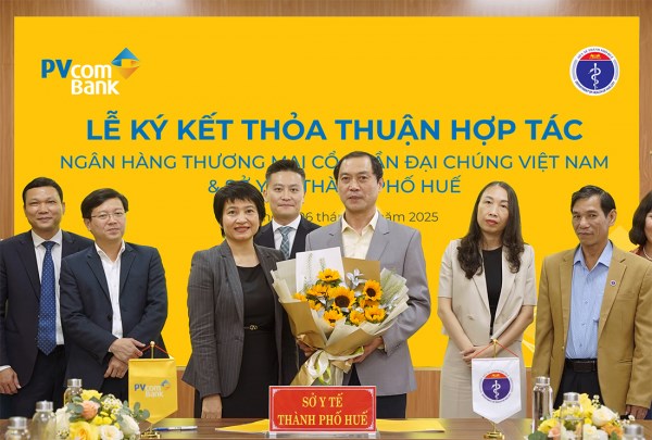 PVcomBank v&agrave; Sở Y tế Th&agrave;nh phố Huế k&yacute; kết th&agrave;nh c&ocirc;ng bi&ecirc;n bản ghi nhớ, đặt mục ti&ecirc;u triển khai c&aacute;c giải ph&aacute;p thanh to&aacute;n kh&ocirc;ng d&ugrave;ng tiền mặt trong lĩnh vực y tế.