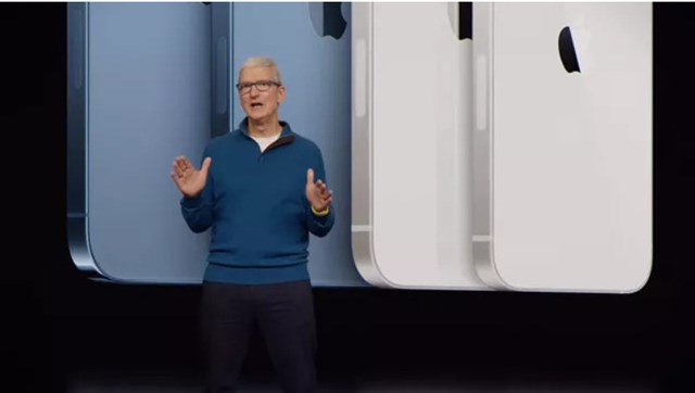 CEO Tim Cook giới thiệu những điểm mạnh của d&ograve;ng iPhone 13.