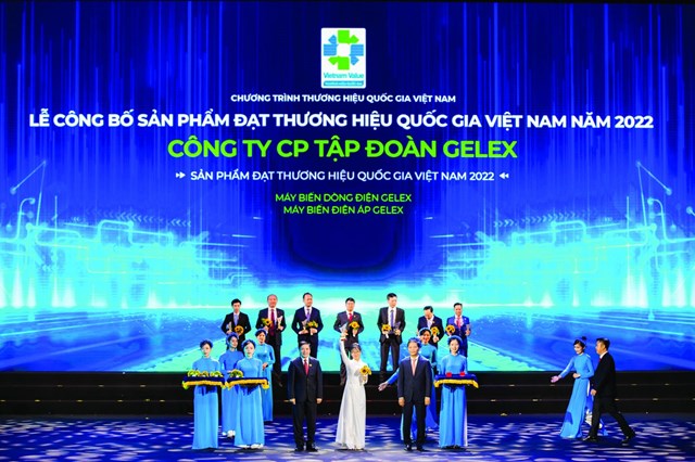 Đại diện GELEX nhận Biểu trưng Thương hiệu Quốc gia Việt Nam năm 2022. &nbsp;