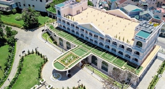 Kh&aacute;ch sạn Dalat Palace - một trong những danh mục đầu tư của C&ocirc;ng ty CP Ho&agrave;ng Gia Đ&agrave; Lạt.