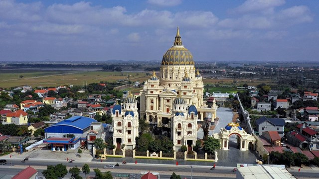 T&ograve;a l&acirc;u đ&agrave;i thuộc sở hữu của &ocirc;ng Đỗ Văn Tiến (52 tuổi) &ndash; &ocirc;ng chủ Th&agrave;nh Thắng Group từ l&acirc;u đ&atilde; nổi danh l&agrave; cung điện nguy nga bậc nhất Ninh B&igrave;nh.