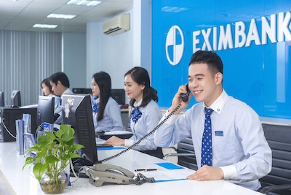 Eximbank thu th&ecirc;m 55.000 đồng/th&aacute;ng ph&iacute; SMS Banking.