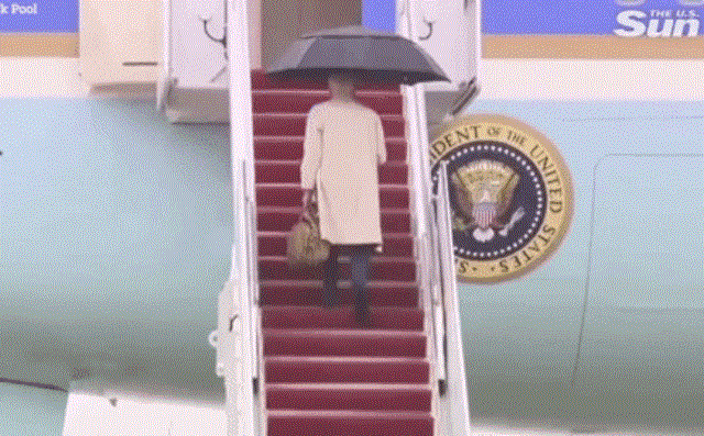 Tổng thống Biden tr&aacute;nh được sự cố vấp ng&atilde; cầu thang trong gang tấc &nbsp;