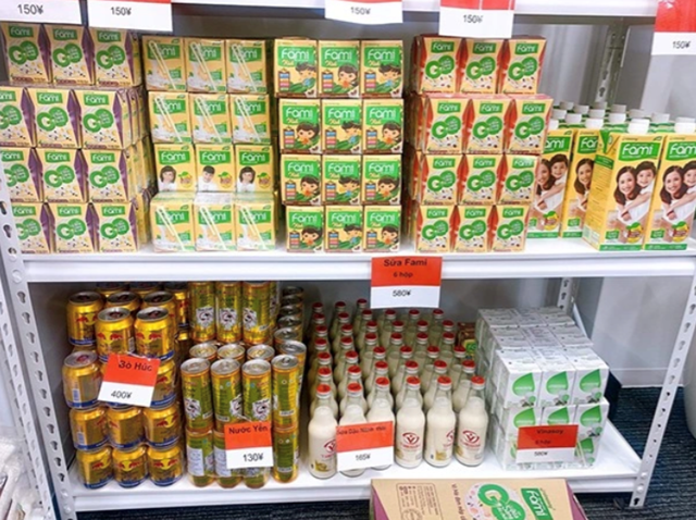 Sữa Fami b&agrave;y b&aacute;n trong một si&ecirc;u thị Việt Nam tại Nhật Bản (Ảnh: VietnamNews).